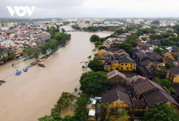 Nước sông Hoài dâng cao khi lũ tràn về, phố cổ Hội An bị ngập sâu - ảnh 18