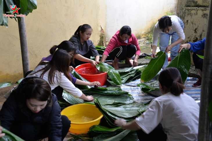 Người dân Sơn La gói hàng nghìn bánh chưng gửi đồng bào vùng lũ  - ảnh 1