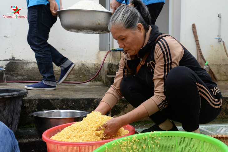 Người dân Sơn La gói hàng nghìn bánh chưng gửi đồng bào vùng lũ  - ảnh 2