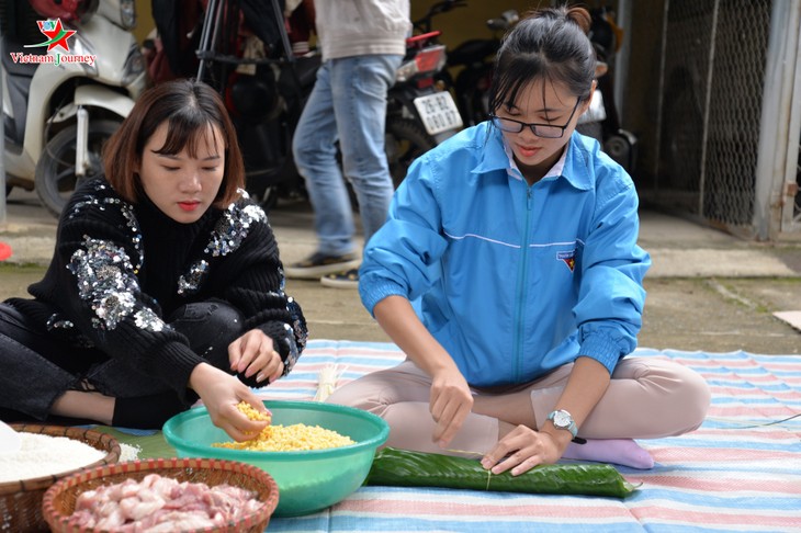 Người dân Sơn La gói hàng nghìn bánh chưng gửi đồng bào vùng lũ  - ảnh 4