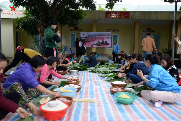 Người dân Sơn La gói hàng nghìn bánh chưng gửi đồng bào vùng lũ  - ảnh 5