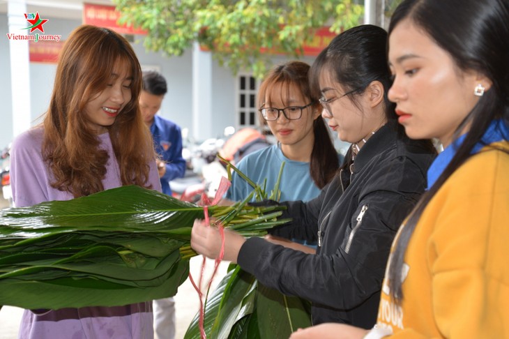 Người dân Sơn La gói hàng nghìn bánh chưng gửi đồng bào vùng lũ  - ảnh 9