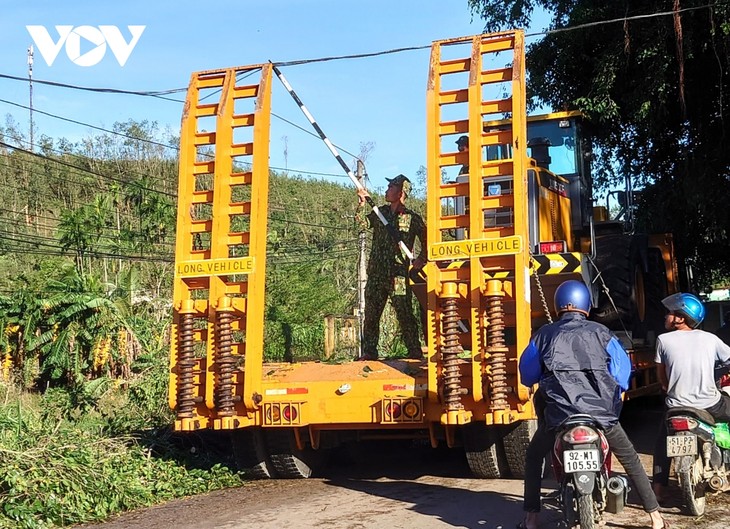 Phó Thủ tướng Trịnh Đình Dũng chỉ đạo công tác cứu nạn tại xã Trà Leng, Nam Trà My - ảnh 12