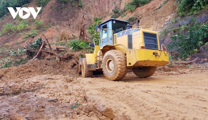 Phó Thủ tướng Trịnh Đình Dũng chỉ đạo công tác cứu nạn tại xã Trà Leng, Nam Trà My - ảnh 13