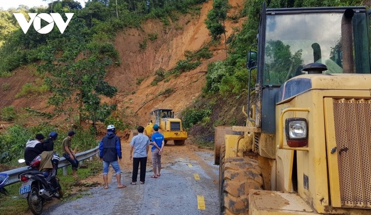 Phó Thủ tướng Trịnh Đình Dũng chỉ đạo công tác cứu nạn tại xã Trà Leng, Nam Trà My - ảnh 14