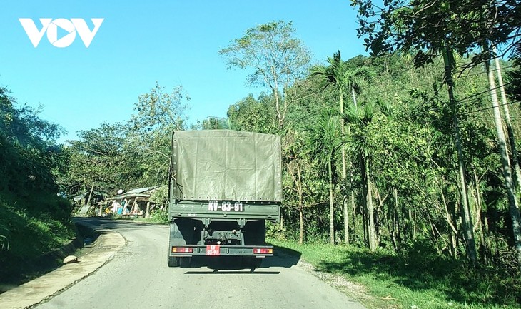 Phó Thủ tướng Trịnh Đình Dũng chỉ đạo công tác cứu nạn tại xã Trà Leng, Nam Trà My - ảnh 9