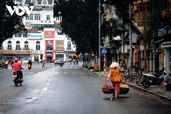 Hà Nội ngày giáp Tết hối hả mà trầm tư - ảnh 1