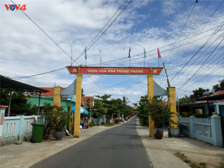 Làng bích họa Tam Thanh - Ngôi làng cổ tích bên biển - ảnh 1