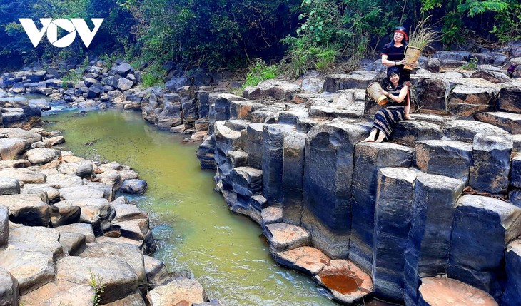 Mê đắm vẻ đẹp hoang sơ của suối đá núi lửa Ia Ruai - ảnh 2