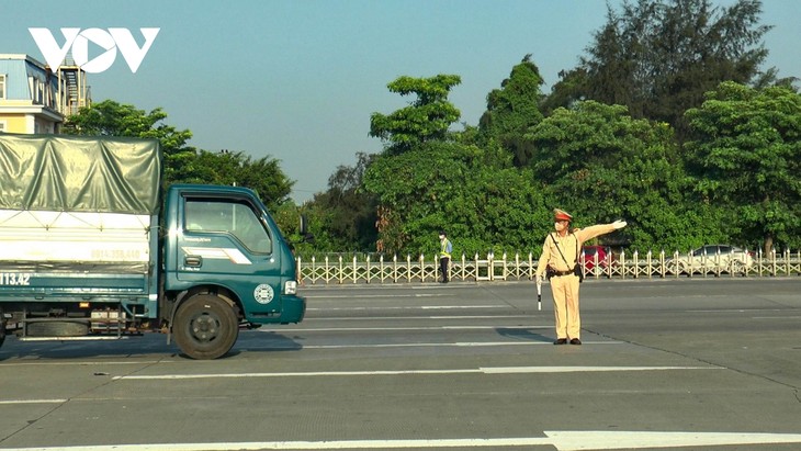 Ngày đầu Hà Nội vận hành 22 chốt kiểm dịch: Không xảy ra ùn tắc giao thông - ảnh 8