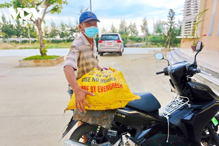 Ngư dân Quảng Nam lặn bắt vẹm xanh tặng khu cách ly - ảnh 14