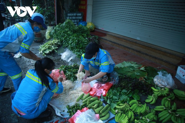 Nữ lao công vừa quét rác vừa phát rau miễn phí cho người gặp khó khăn vì dịch Covid-19 - ảnh 1