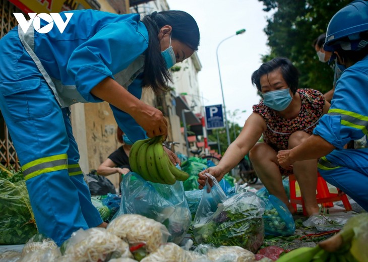 Nữ lao công vừa quét rác vừa phát rau miễn phí cho người gặp khó khăn vì dịch Covid-19 - ảnh 16