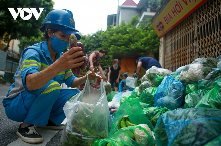 Nữ lao công vừa quét rác vừa phát rau miễn phí cho người gặp khó khăn vì dịch Covid-19 - ảnh 4