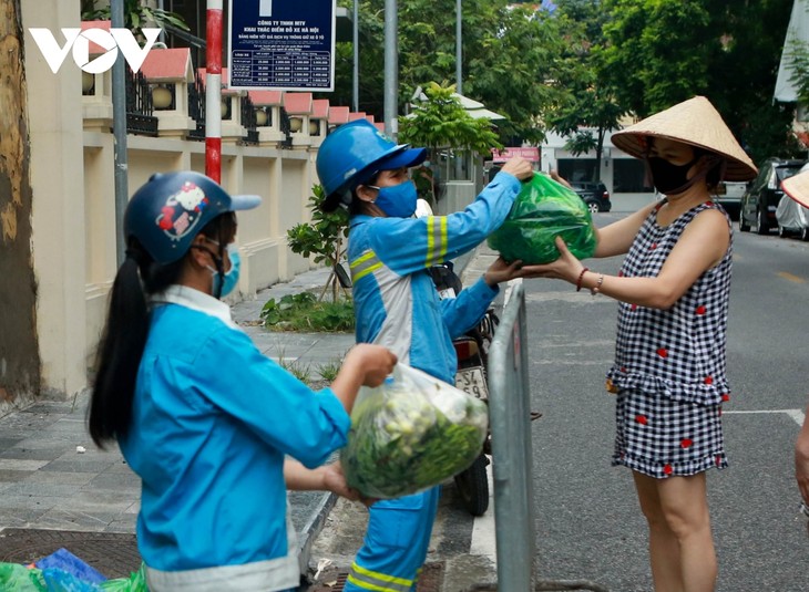 Nữ lao công vừa quét rác vừa phát rau miễn phí cho người gặp khó khăn vì dịch Covid-19 - ảnh 17