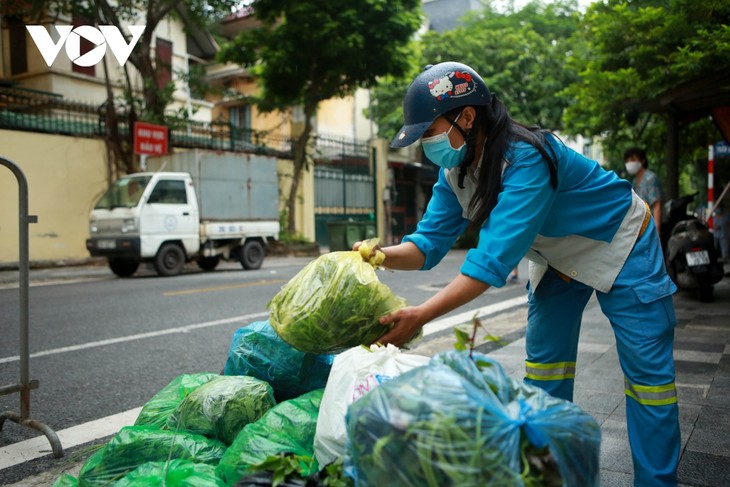 Nữ lao công vừa quét rác vừa phát rau miễn phí cho người gặp khó khăn vì dịch Covid-19 - ảnh 14