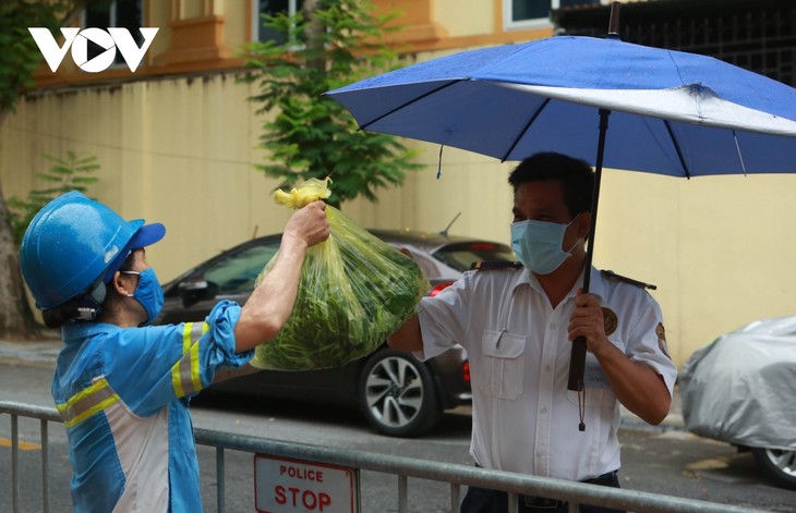 Nữ lao công vừa quét rác vừa phát rau miễn phí cho người gặp khó khăn vì dịch Covid-19 - ảnh 13