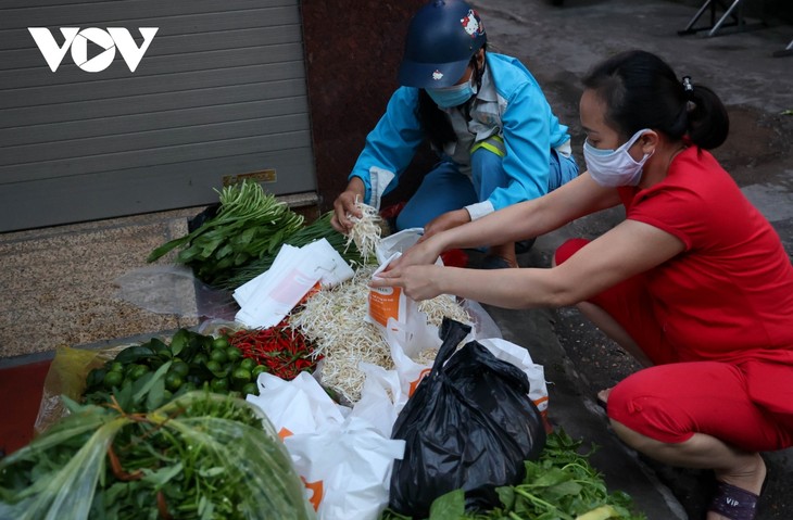 Nữ lao công vừa quét rác vừa phát rau miễn phí cho người gặp khó khăn vì dịch Covid-19 - ảnh 12