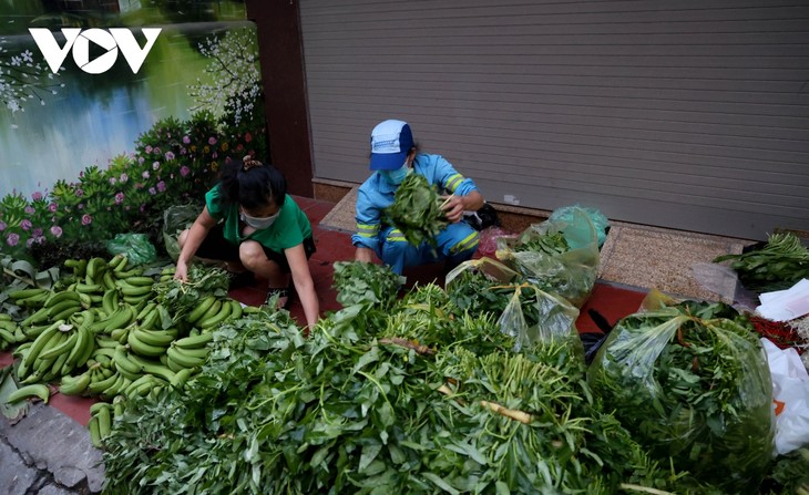 Nữ lao công vừa quét rác vừa phát rau miễn phí cho người gặp khó khăn vì dịch Covid-19 - ảnh 2