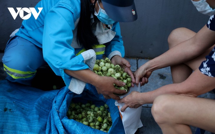 Nữ lao công vừa quét rác vừa phát rau miễn phí cho người gặp khó khăn vì dịch Covid-19 - ảnh 11