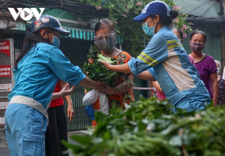 Nữ lao công vừa quét rác vừa phát rau miễn phí cho người gặp khó khăn vì dịch Covid-19 - ảnh 5