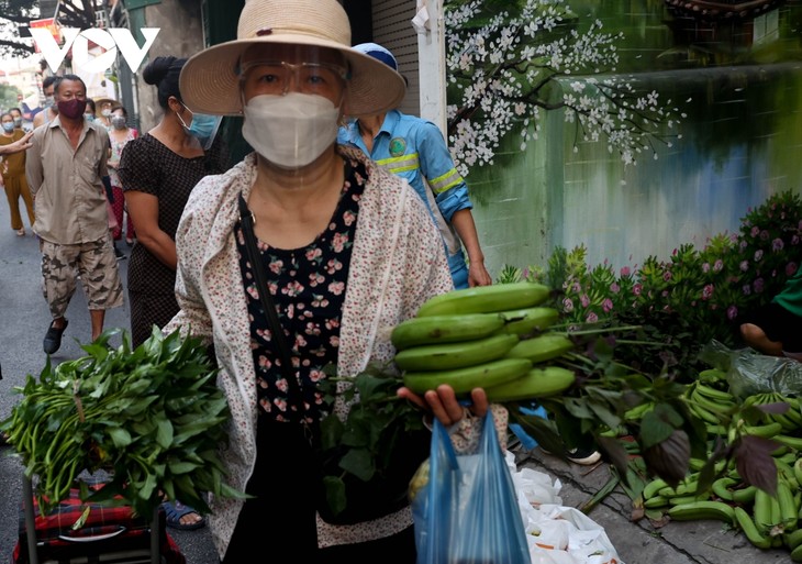 Nữ lao công vừa quét rác vừa phát rau miễn phí cho người gặp khó khăn vì dịch Covid-19 - ảnh 6