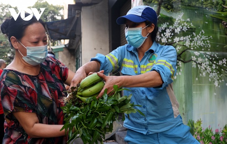 Nữ lao công vừa quét rác vừa phát rau miễn phí cho người gặp khó khăn vì dịch Covid-19 - ảnh 8