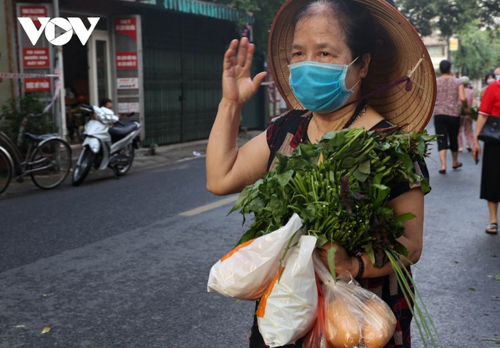 Nữ lao công vừa quét rác vừa phát rau miễn phí cho người gặp khó khăn vì dịch Covid-19 - ảnh 10