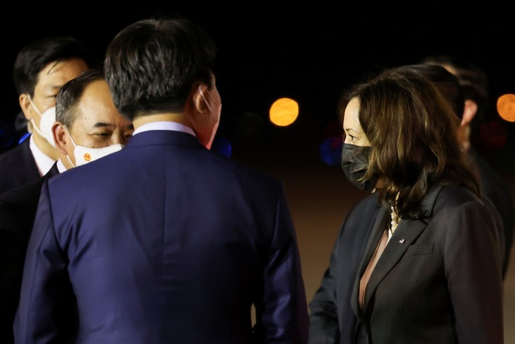 Những hình ảnh đầu tiên của Phó Tổng thống Mỹ Kamala Harris khi có mặt ở Việt Nam - ảnh 10