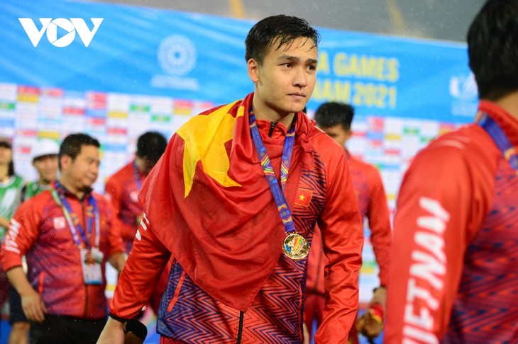 U23 Việt Nam vỡ oà cảm xúc khi nhận HCV SEA Games 31 - ảnh 4