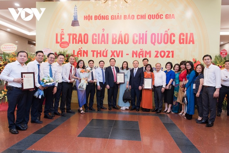 Toàn cảnh Lễ trao Giải Báo chí Quốc gia lần thứ 16 năm 2021 - ảnh 15