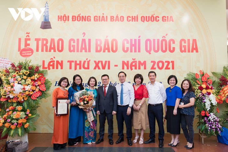 Toàn cảnh Lễ trao Giải Báo chí Quốc gia lần thứ 16 năm 2021 - ảnh 17