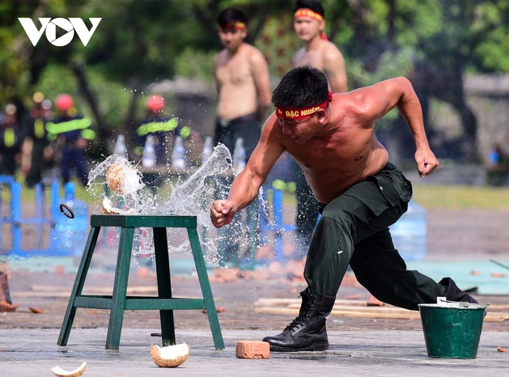 Những màn biểu diễn nghẹt thở tại Hội thi điều lệnh, bắn súng Công an nhân dân - ảnh 11