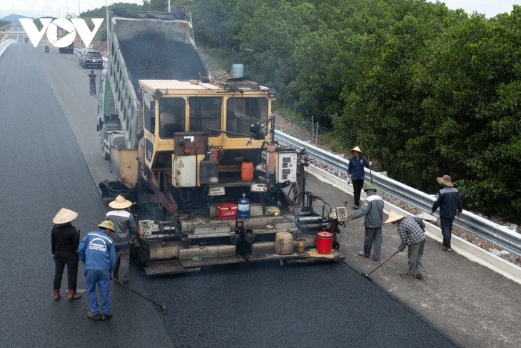 Cao tốc Vân Đồn - Móng Cái nhìn từ trên cao trước “giờ G“ - ảnh 17