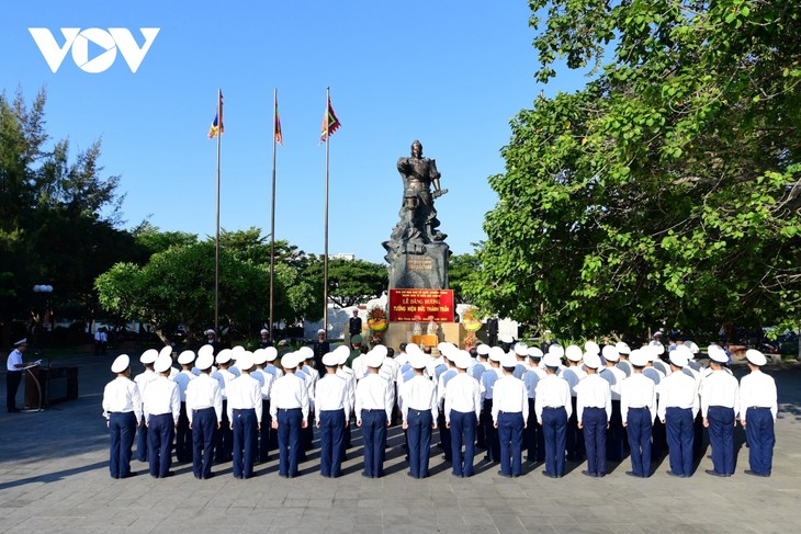 Lãnh đạo VOV và tỉnh Khánh Hòa dâng hương tưởng niệm các anh hùng liệt sỹ - ảnh 5