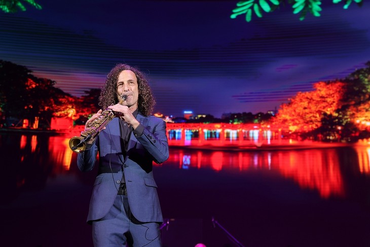 Kenny G nói tiếng Việt, thăng hoa trong đêm nhạc ở Hà Nội - ảnh 1