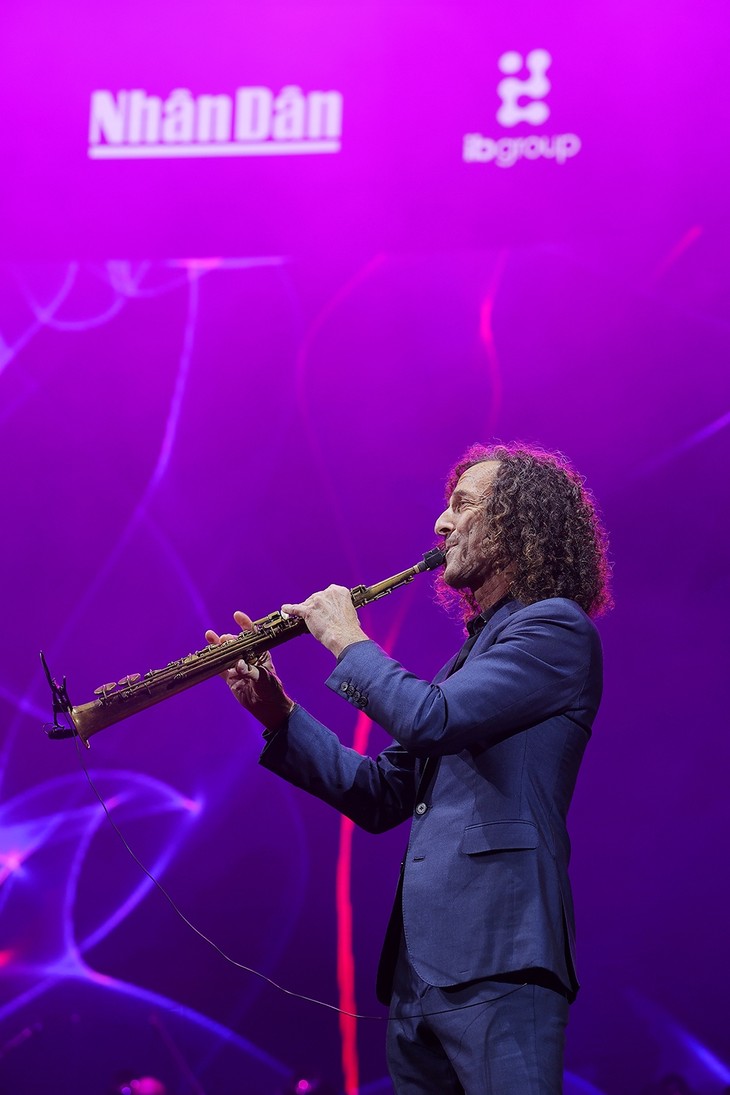 Kenny G nói tiếng Việt, thăng hoa trong đêm nhạc ở Hà Nội - ảnh 4