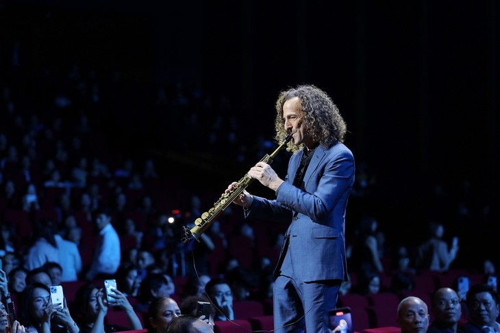 Kenny G nói tiếng Việt, thăng hoa trong đêm nhạc ở Hà Nội - ảnh 5