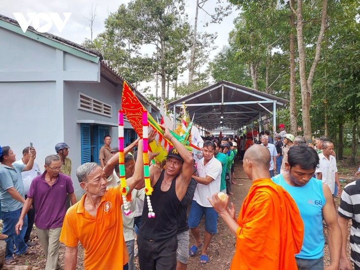 Phum Sóc rộn ràng chuẩn bị đón Lễ hội đua ghe Ngo đồng bào Khmer - ảnh 9