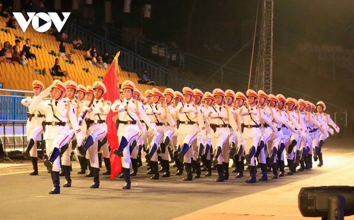 Mãn nhãn màn trình diễn ánh sáng trong Đêm hoa đăng Ninh Kiều - Cần Thơ - ảnh 12