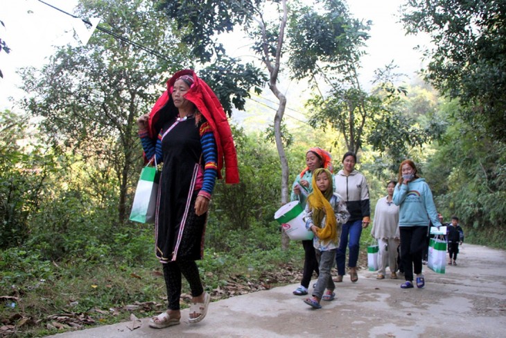 Mang Tết sớm đến với đồng bào và học sinh nghèo Lai Châu - ảnh 10