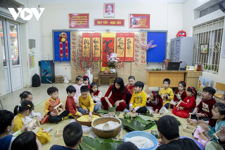 Học sinh trải nghiệm ném còn, gói bánh chưng... đón Tết Nguyên đán - ảnh 12