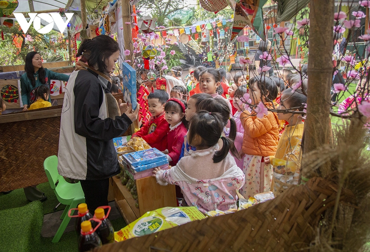 Học sinh trải nghiệm ném còn, gói bánh chưng... đón Tết Nguyên đán - ảnh 5