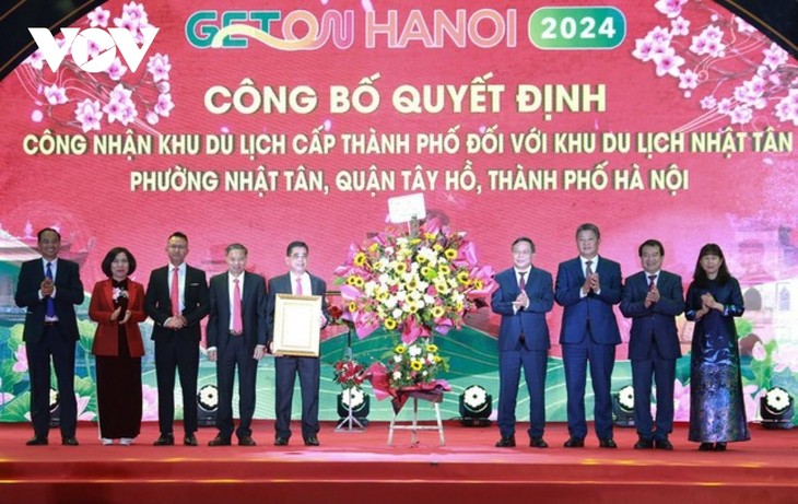 Màn trình diễn 300 drone ấn tượng tại chương trình “Du lịch Hà Nội chào 2024” - ảnh 1