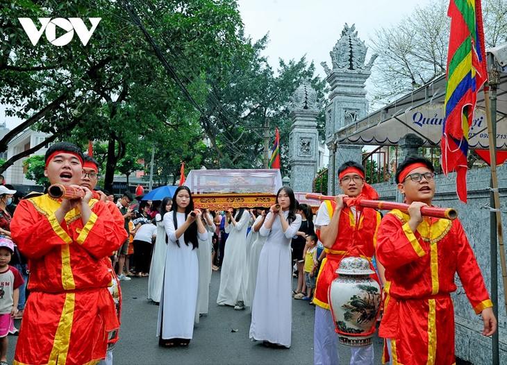 Về Đền Sượt (Hải Dương) trải nghiệm giã bánh giầy - ảnh 8