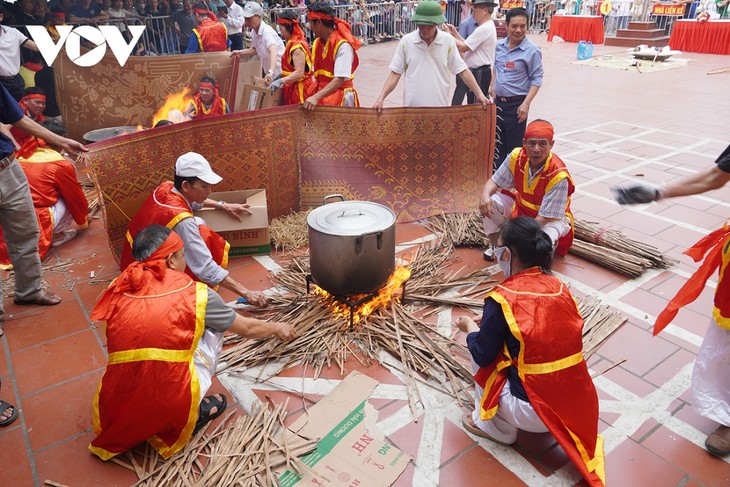 Về Đền Sượt (Hải Dương) trải nghiệm giã bánh giầy - ảnh 9