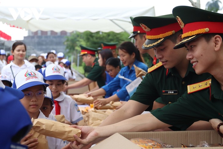 Dòng người thành kính vào Lăng viếng Bác trong ngày sinh của Người - ảnh 10