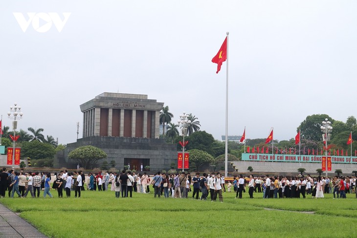 Dòng người thành kính vào Lăng viếng Bác trong ngày sinh của Người - ảnh 1