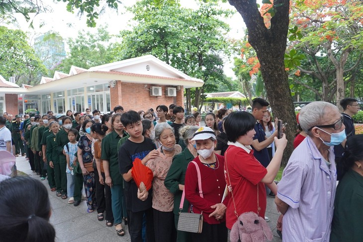 Dòng người thành kính vào Lăng viếng Bác trong ngày sinh của Người - ảnh 4