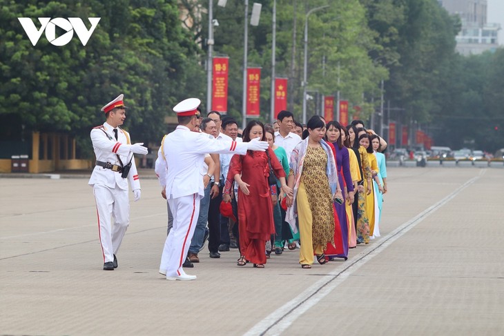 Dòng người thành kính vào Lăng viếng Bác trong ngày sinh của Người - ảnh 6